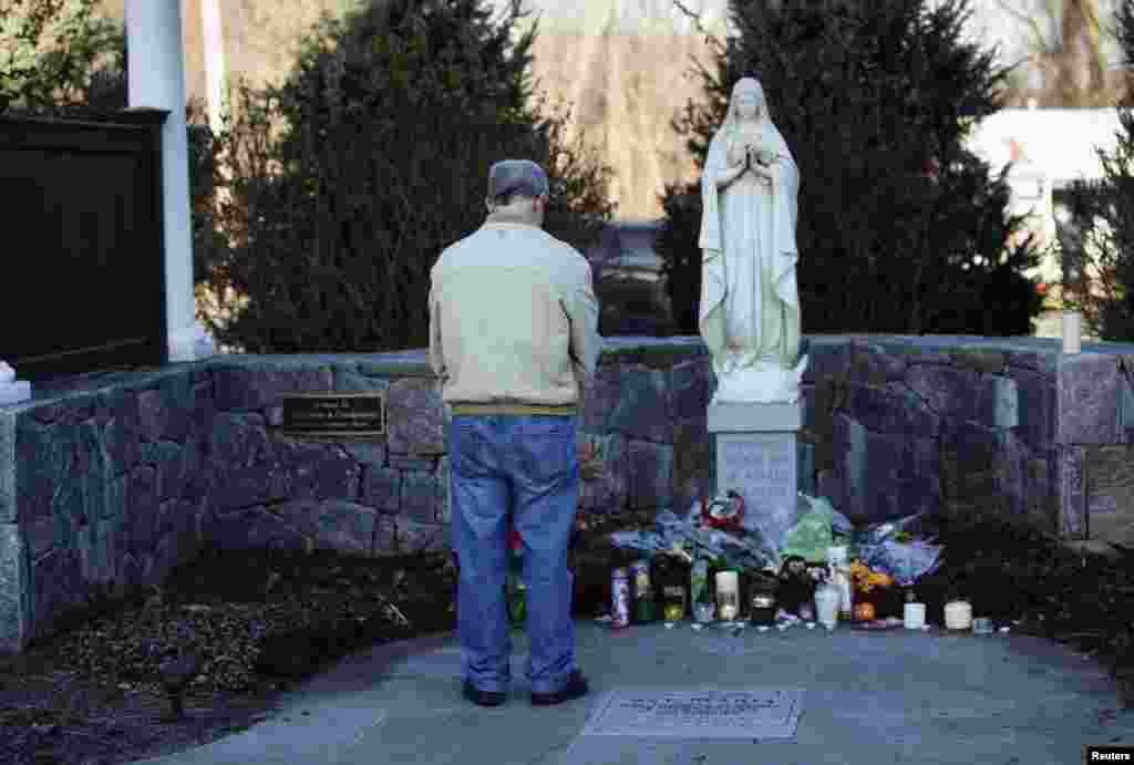 Một đài tưởng niệm tạm thời bên ngoài Nhà thờ Saint Rose ở Newtown, Connecticut, ngàỵ 15/12/2012.