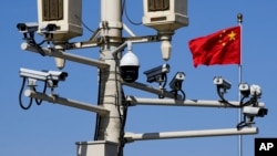 北京天安門廣場的燈柱上裝有大量監視器。 (2019年3月15日)