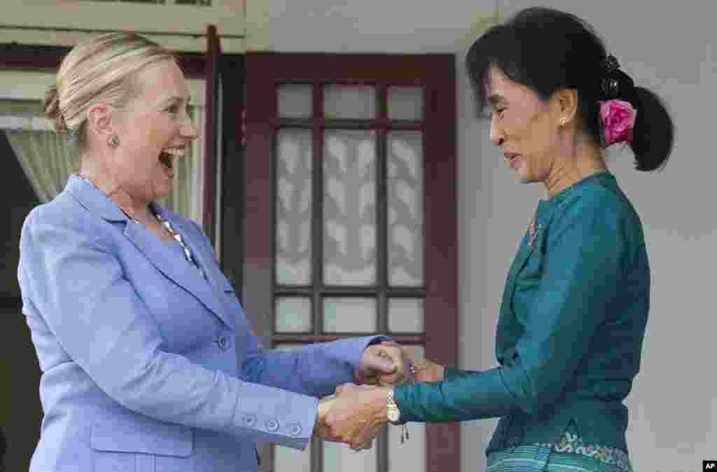 Bà Clinton đến thăm bà Aung San Suu Kyi tại tư thất của lãnh tụ đối lập Miến Điện ở Rangoon. 2/11/2011.