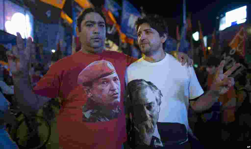 Người ủng hộ Tổng thống Venezuela mặc áo với hình ông Chavez và cố Tổng thống Argentina Nestor Kirchner tại Buenos Aires, Argentina, ngày 5/3/2013.