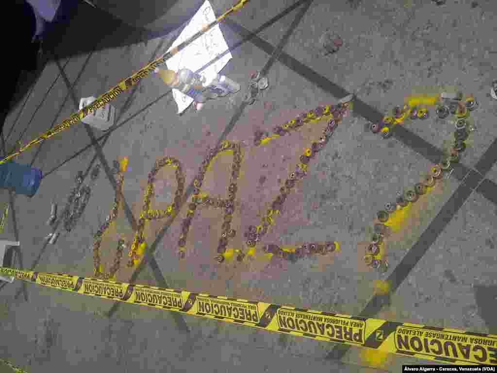 El pasado 10 de abril, inició el primer "Diálogo por la paz" en Venezuela. Miembros de la Mesa de la Unidad (MUD), opositora al gobierno, y el presidente Nicolás Maduro junto a varios de sus ministros, intentaron fijar un plan de trabajo para encontrar una salida a la crisis política social que vive el país. 