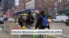 Tras protesta, migrantes se rinden ante el frío de Nueva York y son trasladados a albergues