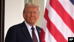美国总统特朗普在白宫迎接英国首相斯塔默。(2025年2月27日)