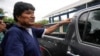 ARCHIVO - El expresidente de Bolivia Evo Morales señala un agujero de bala en su vehículo asegurando que es el resultado de un intento de asesinato contra él, en Lauca N, en la región de Chapare, Bolivia, el 3 de noviembre de 2024.