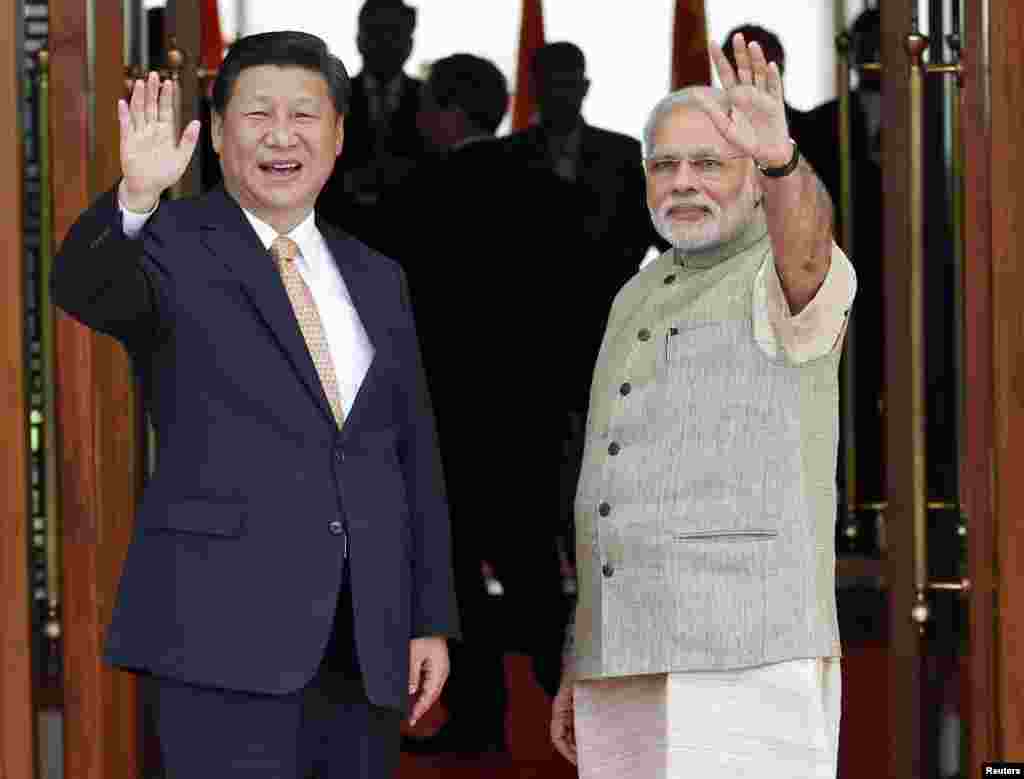 Thủ tướng Ấn Độ Narendra Modi và Chủ tịch Trung Quốc vẫy chào tại Ahmedabad, ngày 17/9/2014.