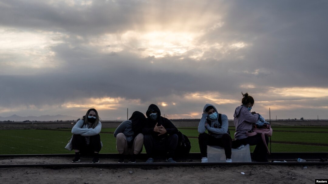 Migrantes venezolanos que buscan asilo cruzan hacia el sector fronterizo de Yuma, en Arizona, EE. UU., el 22 de enero de 2022.