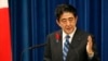 日本首相安倍晋三在东京首相官邸举行记者会宣布上调消费税。（2013年10月1日）