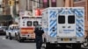 一名患者被救护车送入纽约市布鲁克林区一家医院的急救室。(2020年4月7日)