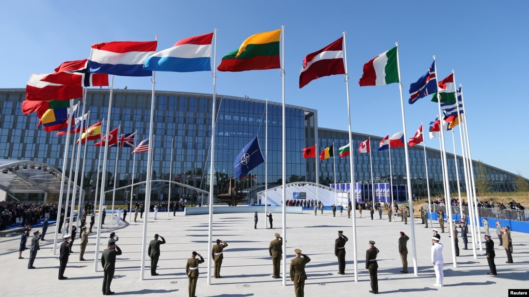 Zastave zemalja članica NATO-a ispred sedišta u Briselu (Foto: Rojters /Christian Hartmann) 