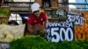 ARCHIVO - Un vendedor arregla verduras en un mercado en las afueras de Buenos Aires, Argentina, el miércoles 10 de enero de 2024. AP