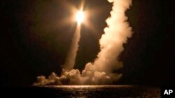 资料照片：俄罗斯海军弗拉基米尔·莫诺马赫号核潜艇2020年12月12日从俄罗斯鄂霍次克色拉发射洲际弹道导弹。