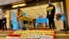 香港民主派政党社民连主席陈宝莹及成员余炜彬3月6日到俄罗斯驻港领事馆外抗议，谴责俄罗斯入侵乌克兰，要求无条件撤军，并为战争中丧生的乌克兰民众默哀一分钟 (美国之音/汤惠芸)