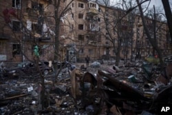 Những tòa nhà dân cư bị hư hại trong một vụ nem bom ở Kyiv, Ukraine, ngày 18 tháng 3 năm 2022. (AP Photo/ Felipe Dana)