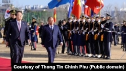Tổng thống Hàn Quốc Yoon Suk-yeol và Chủ tịch Việt Nam Nguyễn Xuân Phúc duyệt đội danh dự ở Seoul, 5/12/2022.