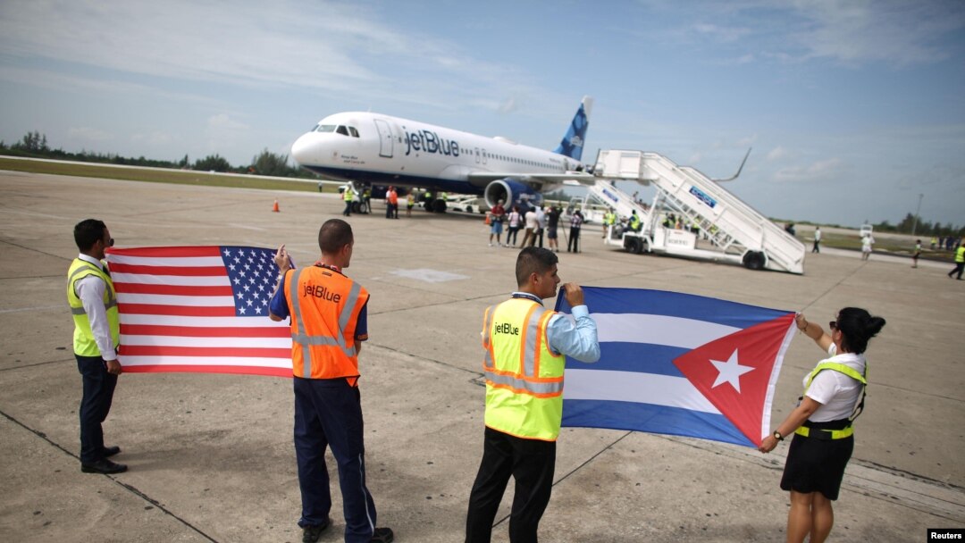 El departamento de Estado de EEUU dijo en un comunicado que las restricciones se aplicarían a miembros de alto rango del Partido Comunista de Cuba y funcionarios que trabajan en los sectores de comunicaciones y medios estatales del país.