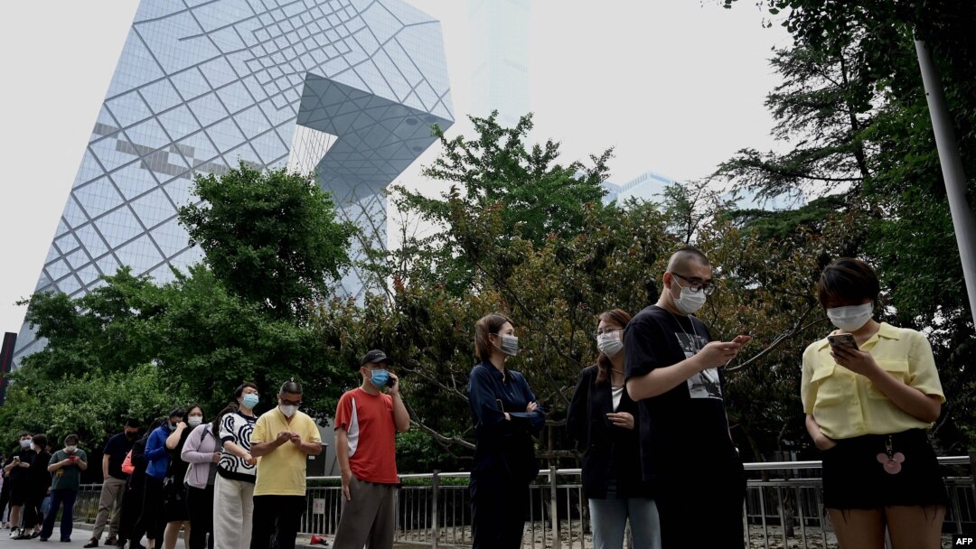 大眾在北京的央視大樓旁排隊等候進行新冠核酸檢測。（2022年6月13日）
