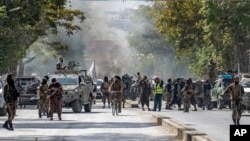 Talibanski borci čuvaju stražu na mjestu eksplozije, u blizini džamije, u Kabulu, Afganistan, 23. septembra 2022.