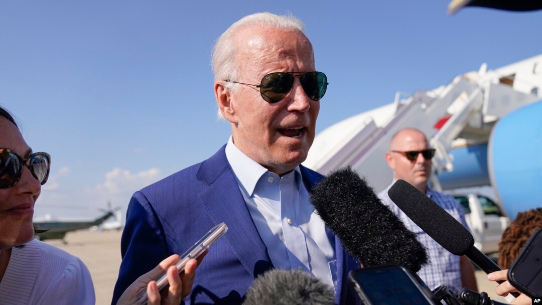 Prezidan Joe Biden pale ak lapres apre li desann Air Force One, avyon prezidansyel la, Mekredi 20 Jiye, 2022. 