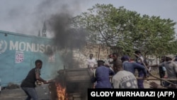 Waandamanaji wachoma moto mbele ya makao makuu ya MONUSCO mjini Goma, Julai 25, 2022. Picha ya AFP
