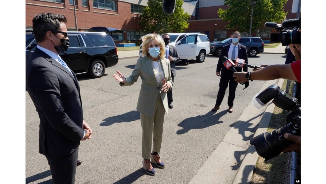 Premye Dam Jill Biden pale de Prezidan Joe Biden ki teste pozitif pou COVID-19, apre li rive nan yon lekol ki rele Schulze Academy nan vil Detroit, 21 Jiye, 2022.