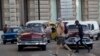 Un turista británico camina por La Habana Vieja tras llegar a La Habana, Cuba el 18 de mayo de 2022. [AP]