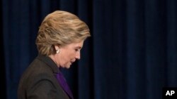 Bà Hillary Clinton bước khỏi sân khấu sau bài phát biểu chấp nhận thất cử ở New York, ngày 9 tháng 11, 2016. 