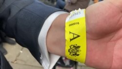 Un hispano entre los primeros en la fila para despedir a Isabel II