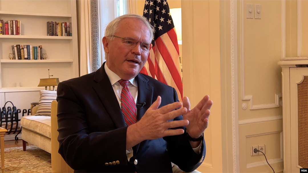 Ambasador SAD Kristofer Hil tokom intervjua za Glas Amerike 1. maja 2022. godine