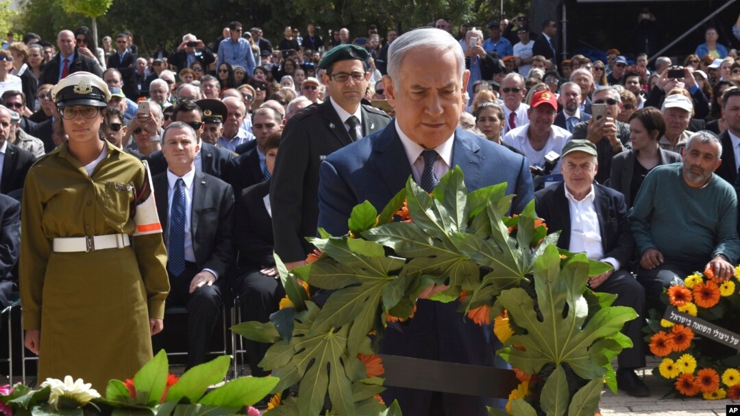 El primer ministro israelí, Benjamin Netanyahu, coloca una ofrenda floral durante la ceremonia del Día de Recordación del Holocausto en monumento Yad Vashem en Jerusalem, el jueves, 12 de abril de 2018.