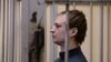 El exmarine Robert Gilman permanece en un recinto para acusados ​​mientras asiste a una audiencia judicial en Voronezh, Rusia, el 7 de octubre de 2024. 