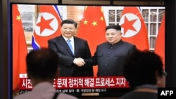 韩国首尔火车站播放朝鲜领导人金正恩与中共总书记习近平握手。（2019年6月20日）