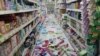 En esta imagen de un vídeo, botellas y latas están esparcidas por el suelo de una tienda de conveniencia en Tainan, Taiwán, el 21 de enero de 2025, después de un terremoto.AP
