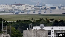 Trực thăng quân sự của Mỹ bay ngang căn cứ không quân Futenma ở Okinawa, Nhật Bản