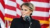 ARCHIVO - La primera dama Melania Trump se dirige a un pequeño grupo de simpatizantes desde la Base Andrews de la Fuerza Aérea, el 20 de enero de 2021, en Maryland. 