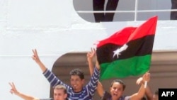 Các thanh niên được Hội Chữ Thập Ðỏ đưa từ Tripoli về Benghazi