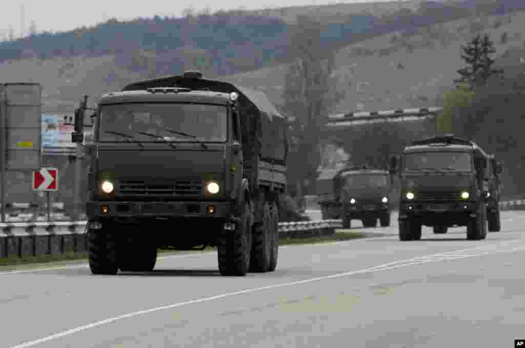 Đoàn xe chở hàng trăm binh sĩ Nga tiến về thủ phủ khu vực Crimea của Ukraina, ngày 2/3/2014.