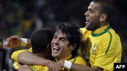 Các cầu thủ đội Brazil: Luis Fabiano (trái) ăn mừng cùng Kaka (giữa) và Daniel Alves sau khi ghi bàn thắng thứ hai trong trận đấu giữa Brazil và Chile tại Sân vận động Ellis Park ở Johannesburg, Nam Phi, ngày 28 tháng 6, 2010