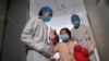 4月15日在北京地坛医院，一名先前被诊断感染H7N9禽流感病毒的女孩从急症病房转到普通病房