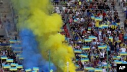Navijači Ukrajine tokom fudbalske utakmice UEFA Lige nacija između Ukrajine i Jermenije, u Lođu, Poljska, 11. juna 2022.