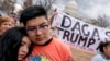 El programa DACA ampara a por lo menos 700.000 jóvenes inmigrantes que llegaron a EE.UU. cuando eran niños traídos por sus padres y reconocen a EE.UU. como su único hogar. 