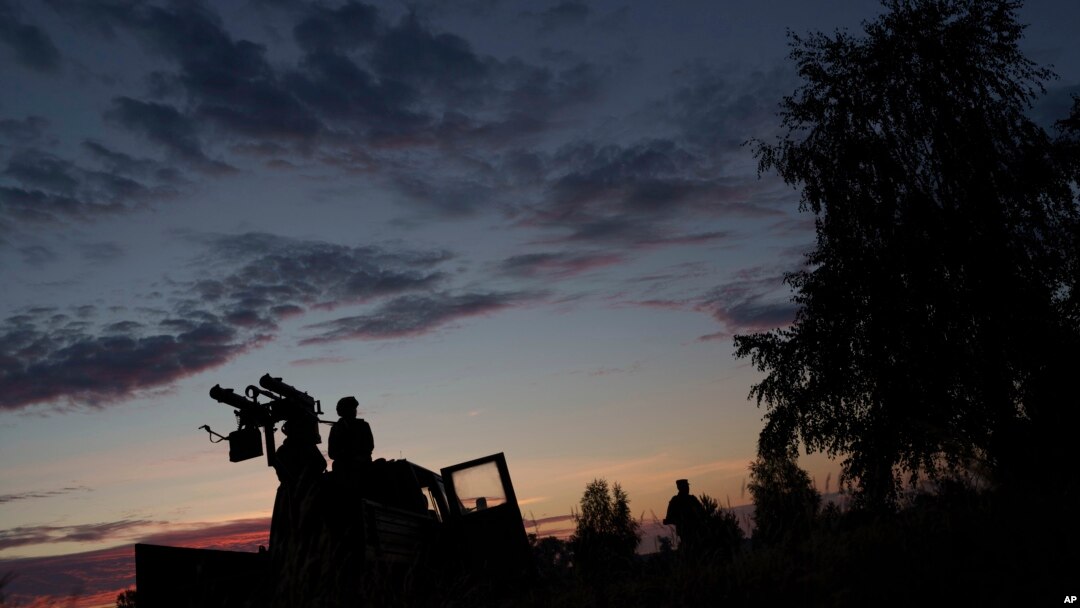 Dobrovoljci u jedinici za protivvazdušnu odbranu obaraju dronove blizu Buče, u regionu Kijeva (Foto: AP/Evgeniy Maloletka)