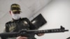 El brigadier general Gustavo Franco, director de la Policía Fiscal y Aduanera (POLFA), sostiene un fusil que iba destinado a la guerrilla izquierdista del Ejército de Liberación Nacional (ELN) en Venezuela, incautado durante un operativo, Bogotá, el 25 de enero de 2021.