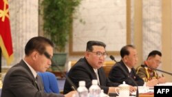 朝鲜中央通讯社2022年6月24日发布了这张未注明日期的照片。照片中，朝鲜领导人金正恩(中间)出席了朝鲜劳动党第八届中央军事委员会会议.
