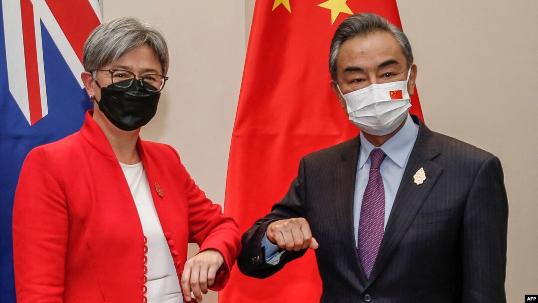 2022年7月8日，在印尼度假勝地巴釐島努沙杜瓦舉行的二十國集團外長會議期間，澳大利亞外交部長黃英賢(左)與中國外交部長王毅碰肘互致問候。(法新社照片)