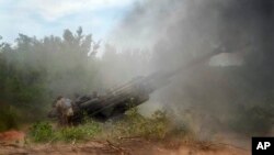 2022年6月18日，乌克兰东部顿涅茨克地区，乌克兰士兵使用美国提供的M777榴弹炮向俄罗斯阵地开火。