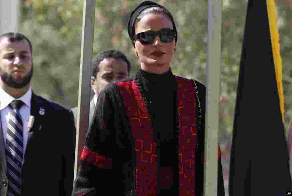 Phu nhân của Quốc vương Mozah bint Nasser al-Missned dự buổi lễ đón tiếp khi bà đến cửa khẩu biên giới với Ai Cập tại Rafah, phía nam Dải Gaza, 23 tháng 10, 2012.