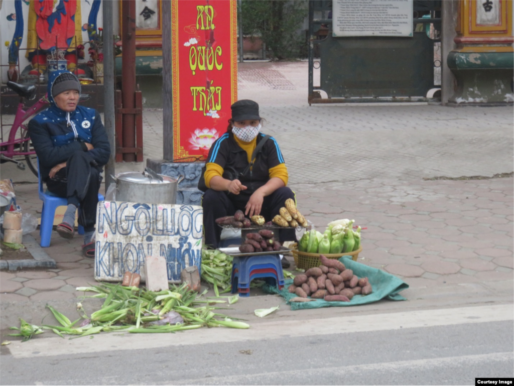…còn người nghèo thì vẫn miệt mài mưu sinh trong giá rét, chưa nghĩ gì đến Tết.