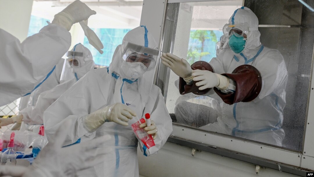 ရန်ကုန်မြို့ လှိုင်မြို့နယ်က Quarantine စင်တာတခုမှာ ကိုရိုနာဗိုင်းရပ်စ် စစ်ဆေးဖို့ ပြင်ဆင်နေတဲ့ ကျန်းမာရေးဝန်ထမ်းများ။ (ဇူလိုင် ၁၆၊ ၂၀၂၀)