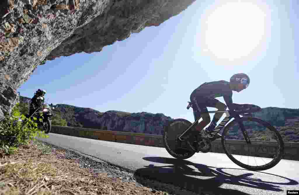 Tay đua Nairo Quintana của Đội Movistar (Colombia) tranh tài trong phần thi cá nhân đua với thời gian trong giải đua xe đạp vòng quanh nước Pháp Tour de France, chặng 13 từ Bourg-Saint-Andéol tới La Caverne du Pont-d'Arc, Pháp.