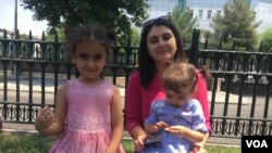Xanima rojnamvan Ferhat Parlak û herdû keçên wî li hember dadgehê li benda azadkirina Ferhat in.